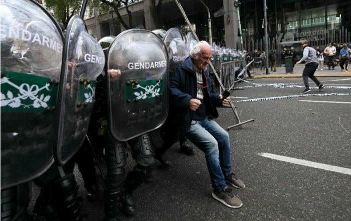 Felicita Milei a policías que reprimieron a jubila…