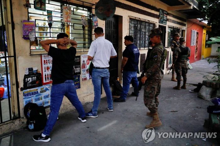 "성인 2% 수감"…엘살바도르 범죄와의 전쟁 놓고 평가 '극과극'