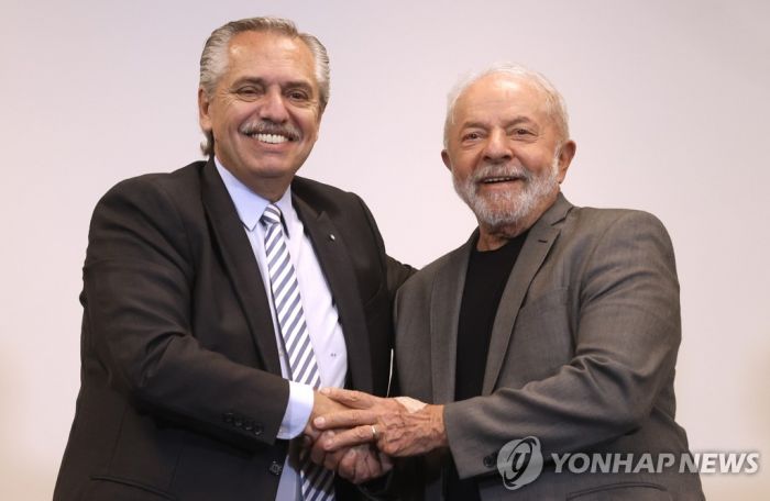 룰라 당선인 축하하러 한걸음에 간 아르헨 대통령…좌파 동지애?