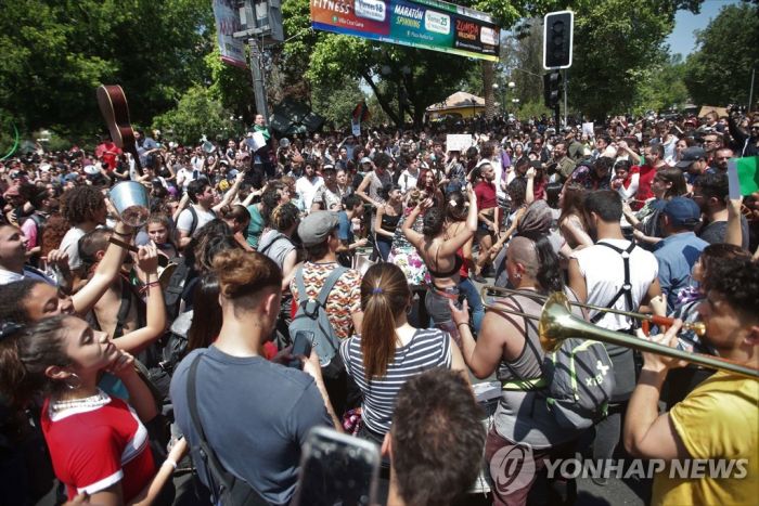 지하철 요금 인상에 '불평등' 분노 폭발…칠레 시위 더 확산