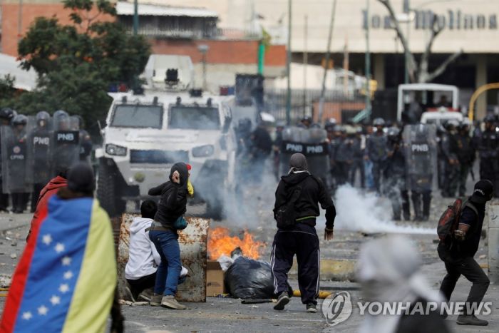 "'마두로 퇴진시위' 35명 사망·850명 체포…8명 불법 처형"