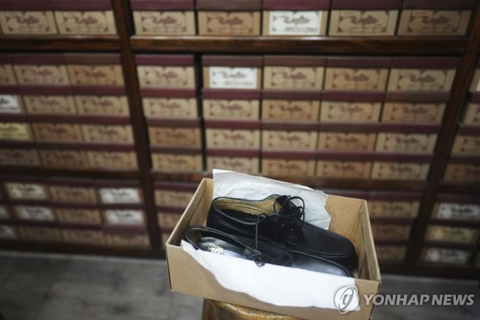 벨벳구두 대신 검정단화…교황 고향동네 단골 신발가게 북적