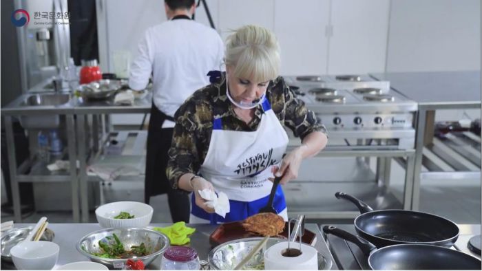 빈대떡 부치는 마라도나 前부인…아르헨 유명인들 '한식 겨루기'