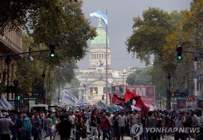 아르헨티나서 긴축정책 항의 시위…"좋은 일자리·월급 더 달라"