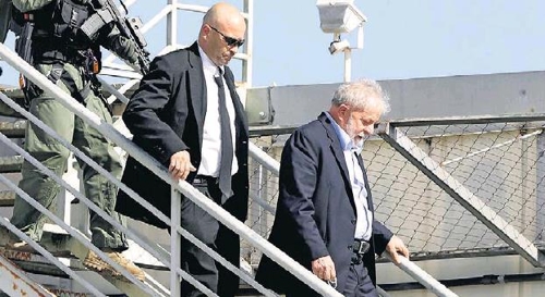 브라질 룰라 부패혐의로 수감 1년째…옥중정치로 영향력은 여전