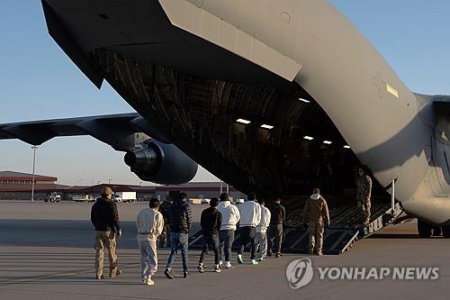 美 군용기 활용 불법 이민자 추방 중단…"일등석보다 비싸"