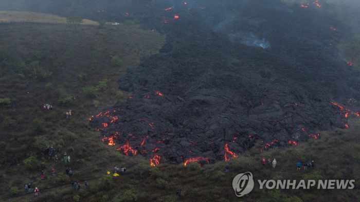 과테말라 파카야 화산의 멈추지 않는 용암, 인근 마을 위협
