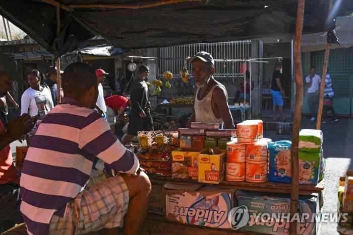 생필품 사러 이웃 섬나라로 목숨 건 항해하는 베네수엘라인들