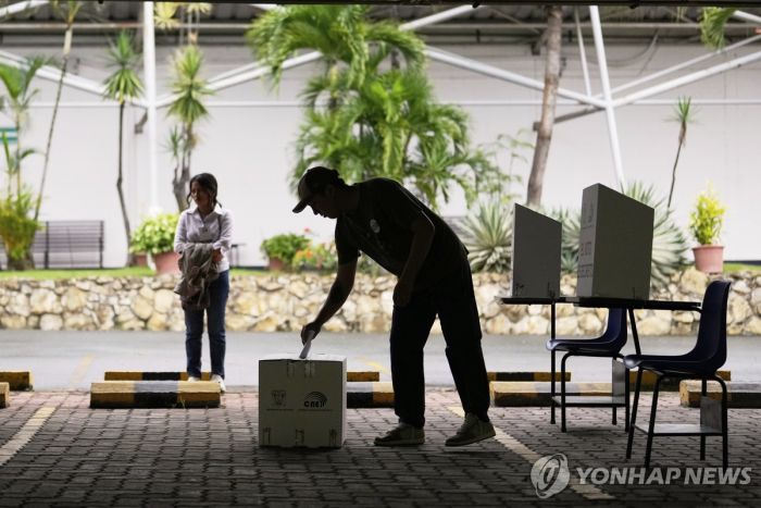 에콰도르 대선 결선투표 종료…좌우파 후보간 박빙 승부 예상(종합)