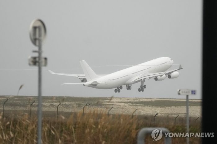 인도인 303명 태운 전세기, 佛공항서 나흘간 발묶였다 풀려나