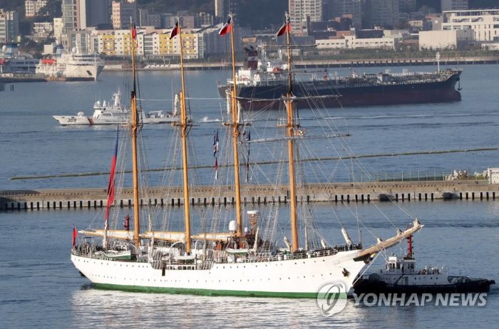 길이 113m 칠레 대형범선 에스메랄다 해군 부산기지 방문