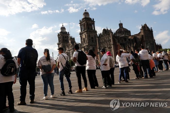 반달리즘 시위에 몸살 앓는 멕시코…인간 '평화의 띠' 등장