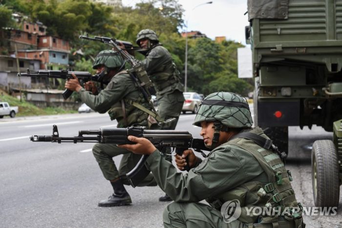 베네수엘라 마두로, 대규모 군사훈련으로 무력 과시