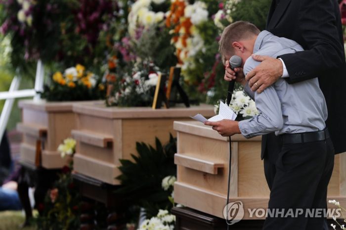 멕시코 마약 카르텔에 살해된 미국계 가족 눈물의 장례식