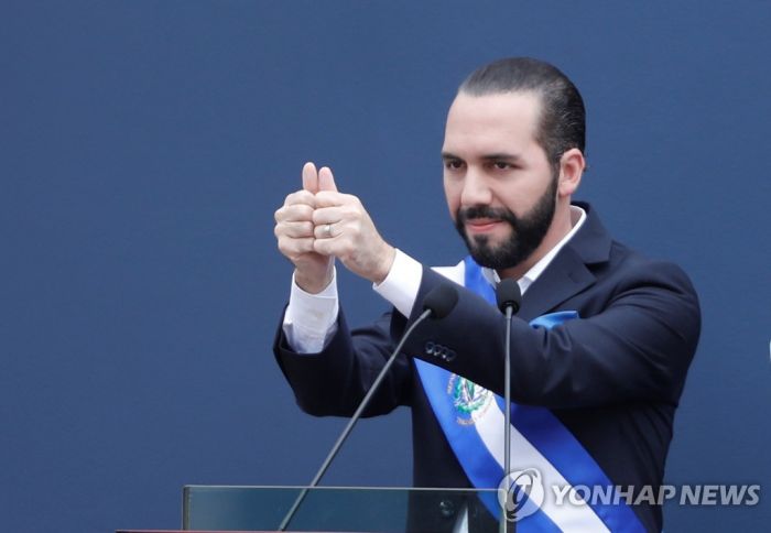엘살바도르 대통령 취임…"변화 위해 장애물과 맞서 싸울 것"