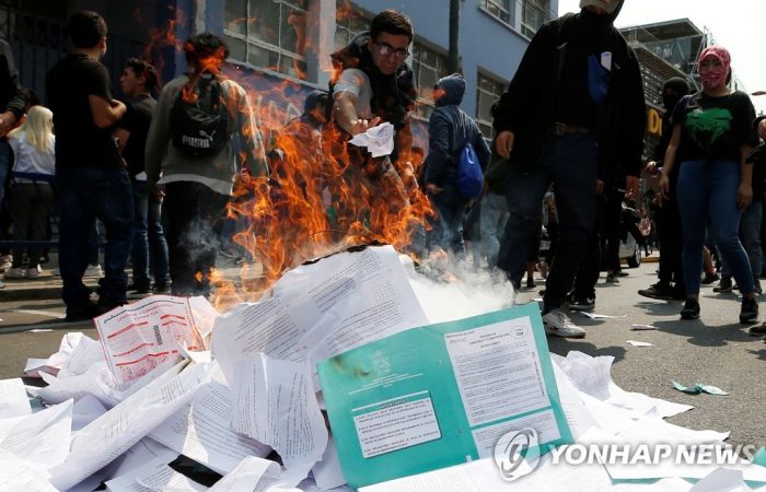 시험지 불타고 고사장 막히고…칠레, 시위에 대입시험도 파행