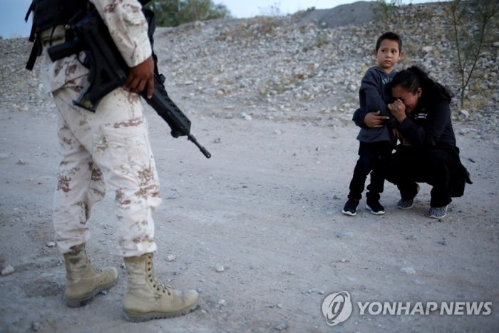 "미국 국경 넘게 해주세요"…눈물의 과테말라 모자 사진 반향