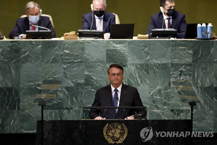 브라질 대통령, 해외에서의 부적절한 선거유세 연일 비판받아