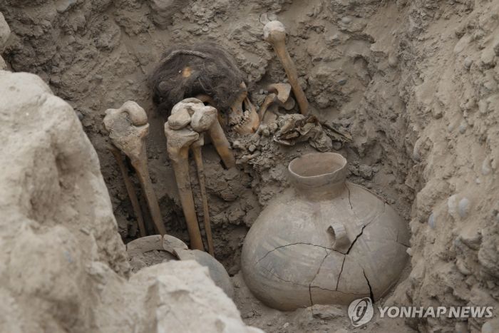 페루 수도 한복판서 1천년 전 미라 발굴…"갈색 머리카락 풍성"