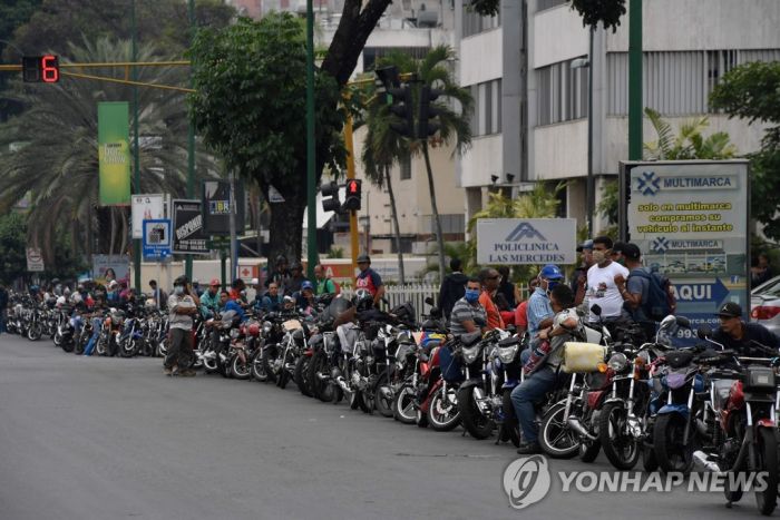 휘발유 공짜여도 없어서 못사는 베네수엘라…"가격 인상할 것"