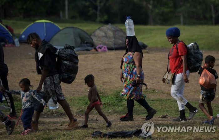 텍사스 난민촌은 사라졌지만…끝나지 않은 아이티 이민자 위기