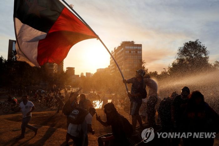 칠레 시위 사태 3주째…피녜라 대통령 "사퇴 안 한다"