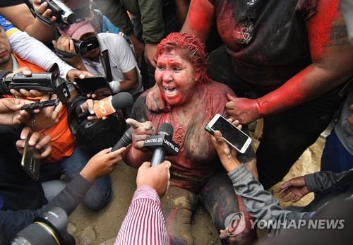 볼리비아 대선불복 시위 격화…女시장 끌어내 공격