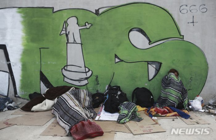 '미국서 추방' 멕시코 강변서 잠든 베네수엘라 이주민