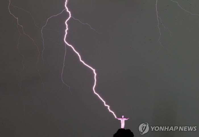 브라질 아마추어 축구선수 낙뢰에 사망…"이맘때 조심해야"