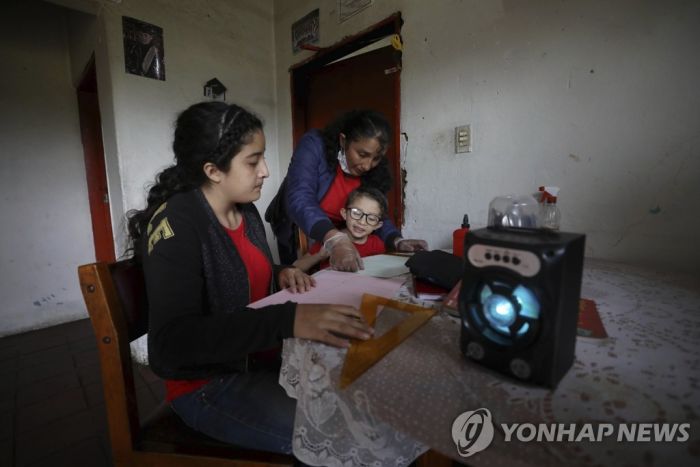 인터넷 없는 중남미 농촌…코로나19로 '라디오 교육방송' 부활