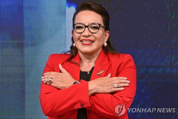 영부인에서 온두라스 첫 여성 대통령으로…카스트로 당선 눈앞
