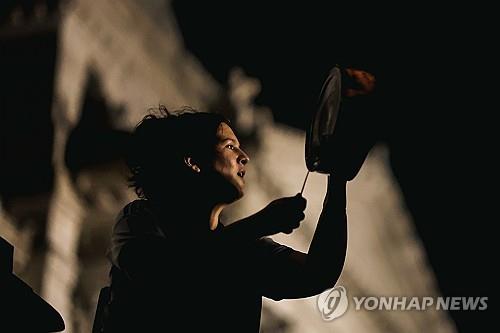 경제개혁에 뿔난 아르헨 시민들, 심야에 "밀레이 퇴진" 냄비시위
