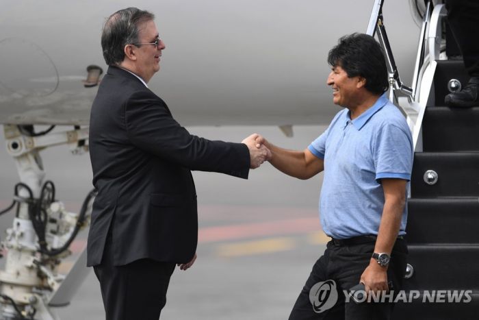 모랄레스, 망명지 멕시코 도착…"투쟁 계속하겠다"