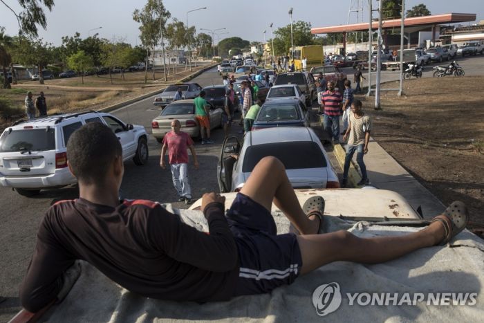 산유국 베네수엘라 美제재 여파 가시화…주유하러 '1.6㎞ 긴 줄'