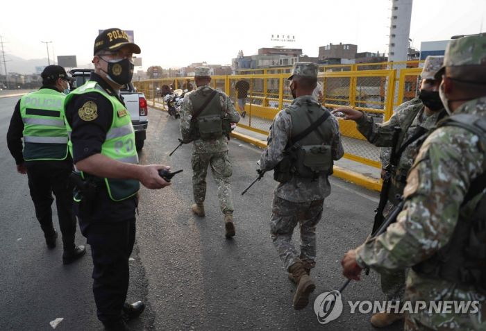 텅 빈 거리엔 경찰만…물가 시위가 불러온 페루의 통금