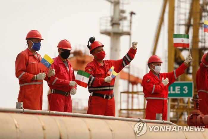 미국, 베네수엘라에 석유 운송한 이란 선장 5명 제재