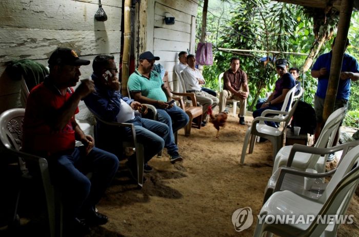 "숨쉴 수 없었다" 53명 숨진 트레일러 참사서 살아남은 여성