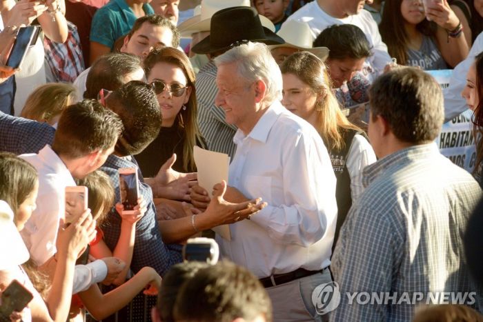 멕시코 대통령, 취임 1년 외국방문 0건…국내서만 '지구 네바퀴'
