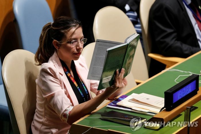 트럼프 유엔연설 도중 '독서 삼매경' 베네수엘라 외교관 눈길