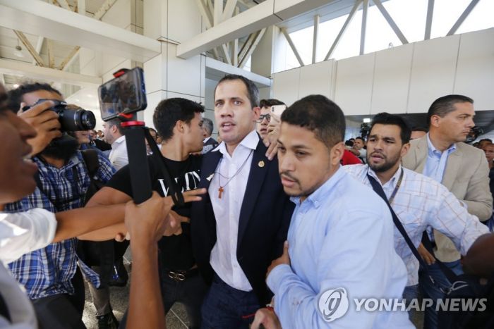 베네수엘라 과이도, 해외순방 마치고 귀국…"새로운 시작"