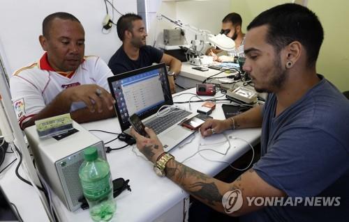 문 열어젖히는 쿠바…휴대전화 인터넷 서비스 전면 개통