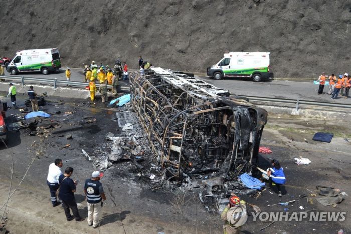 멕시코서 성지순례객 버스와 트레일러 충돌…최소 21명 사망