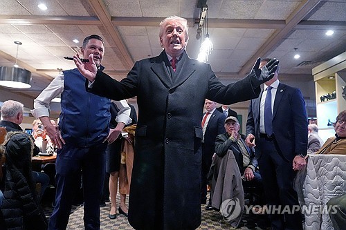 트럼프 "베네수 지원 못 받는 쿠바, 곧 무너질 것"