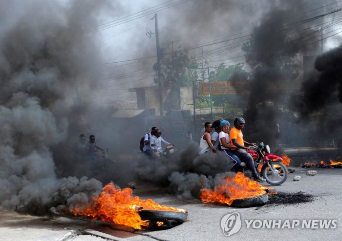 갱단 다툼에 연료난까지…성난 아이티인들 도로 막고 시위