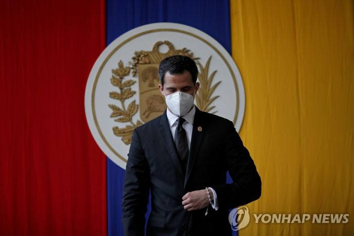 '임시 대통령 선언 2년' 베네수 과이도, 국제사회 지지 지킬까