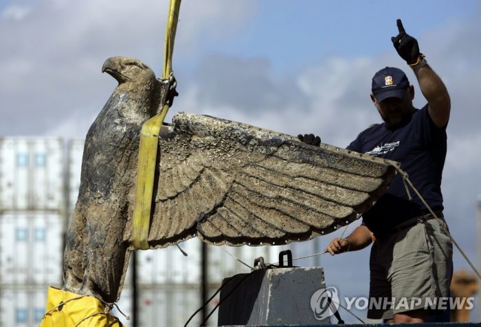 우루과이 법원 "2차대전 침몰 獨전함 나치 독수리상 매각해라"