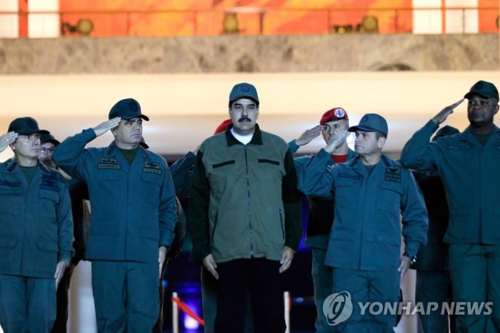 군인 4천500명 앞에 선 마두로, 건재 과시…"쿠데타와 싸워달라"