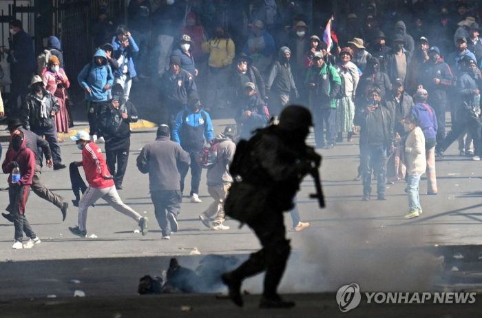 '시위 몸살' 볼리비아 계엄령 발동하나…비상사태 제한법 폐지