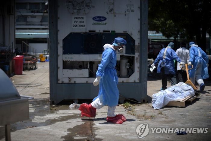 에콰도르, 쌓이는 코로나19 사망자 시신 냉동 컨테이너에 보관