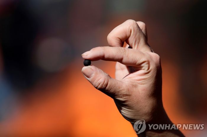 칠레 경찰, 시위대 실명 야기한 '고무 아닌 고무탄' 사용 중지